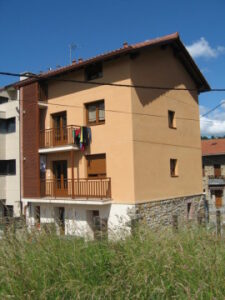 Rehabilitación integral de edificio de 3 viviendas. Año 2001. 350 m2.