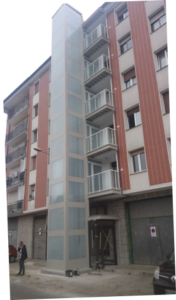 Ascensor exterior ampliando balcones y reconstruyendo el portal